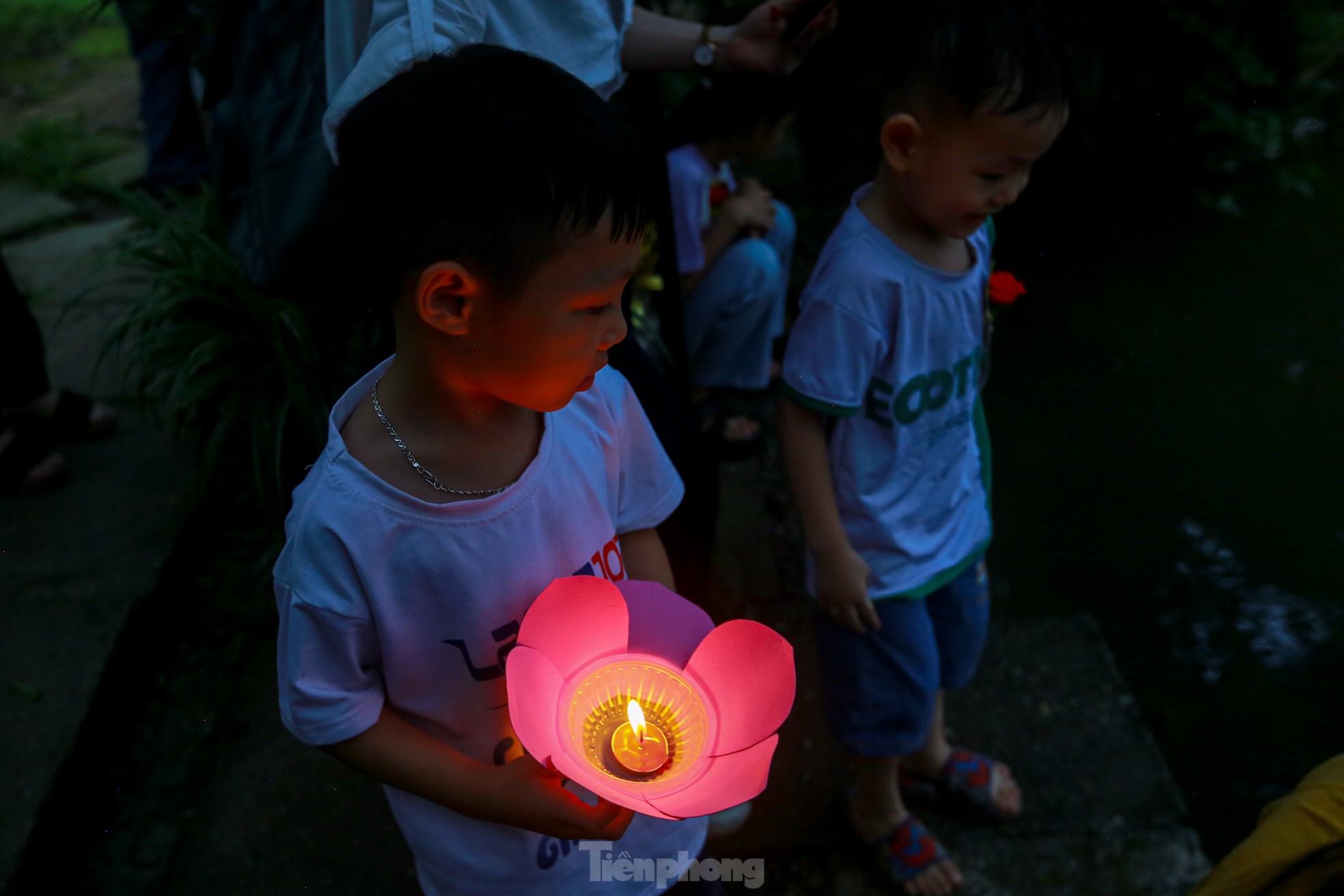 People in the capital release flower lanterns to show their gratitude during Vu Lan festival photo 19