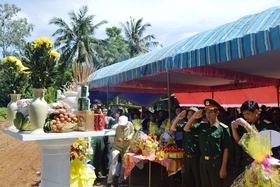 Cérémonie d'offrande d'encens et de remerciement aux martyrs du régiment 270 qui ont sacrifié leur vie dans le village de Ha Trung, commune de Gio Chau