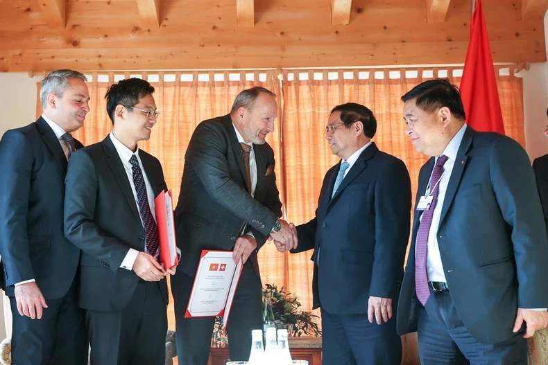 [Foto] Destacadas actividades del Primer Ministro Pham Minh Chinh en Davos, Suiza foto 6