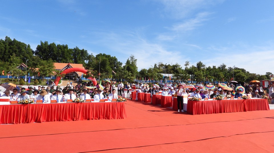 Viele führende Persönlichkeiten des Bezirks Bu Dang und viele Menschen nahmen an der Eröffnungszeremonie teil. Foto von : Lam Thien