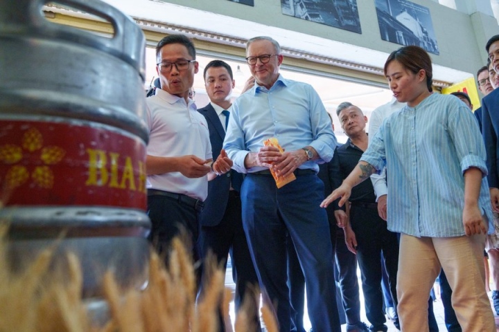 Australian Prime Minister drinks beer and eats Hanoi bread - 4