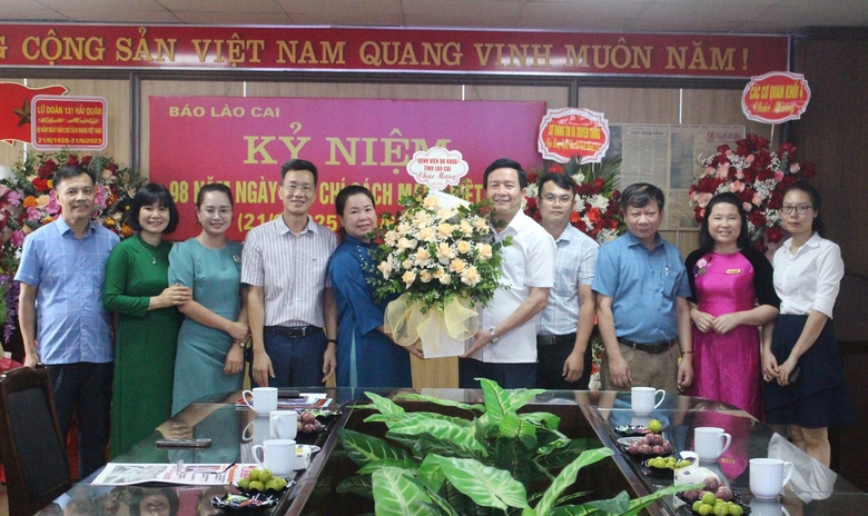 Agencies, units and localities congratulate Lao Cai Newspaper on the 98th anniversary of Vietnam Revolutionary Press Day photo 26