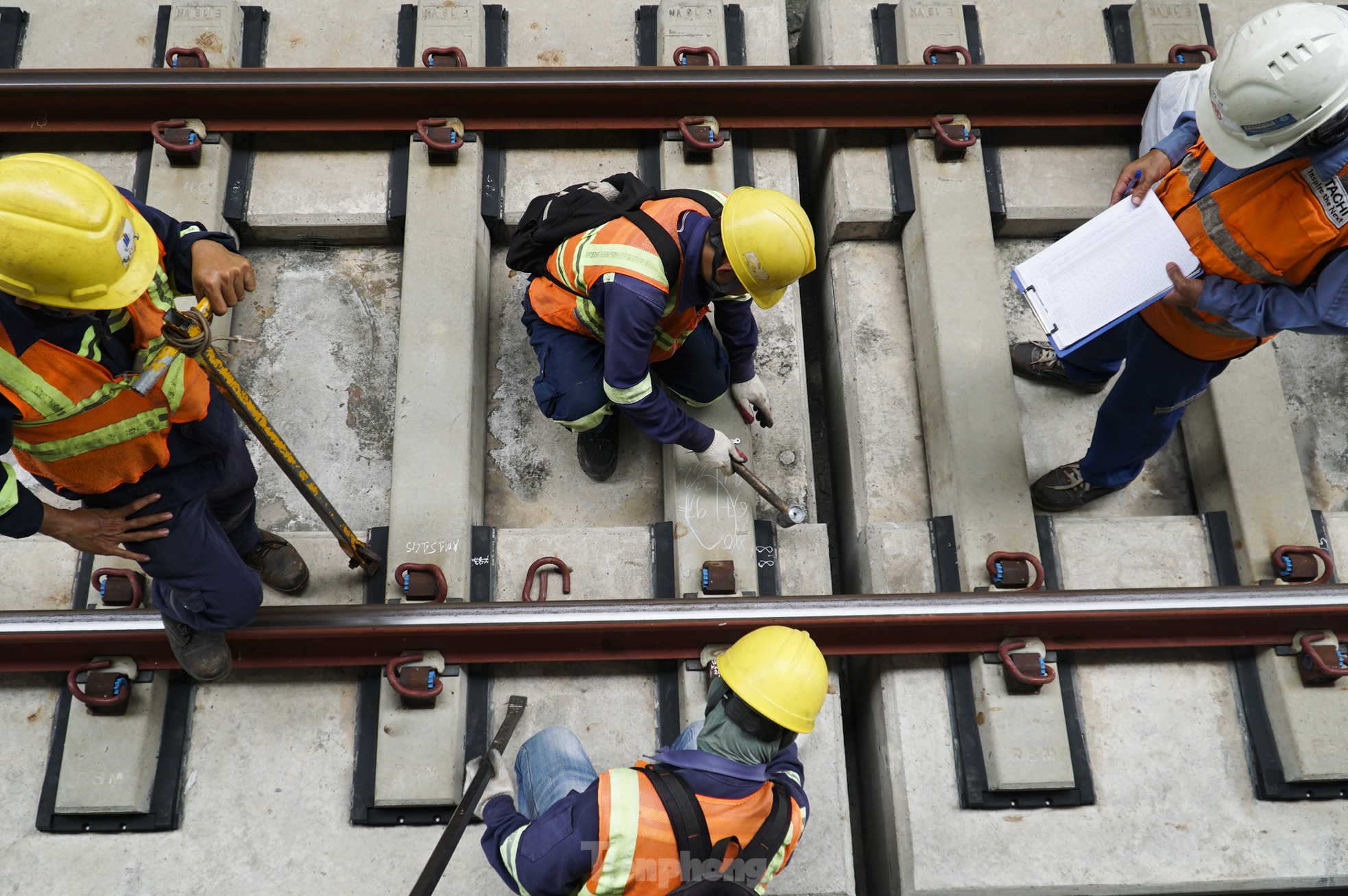 Tận thấy nhiệm vụ quan trọng đội kỹ sư đang thực hiện trong metro số 1 trước ngày vận hành ảnh 7