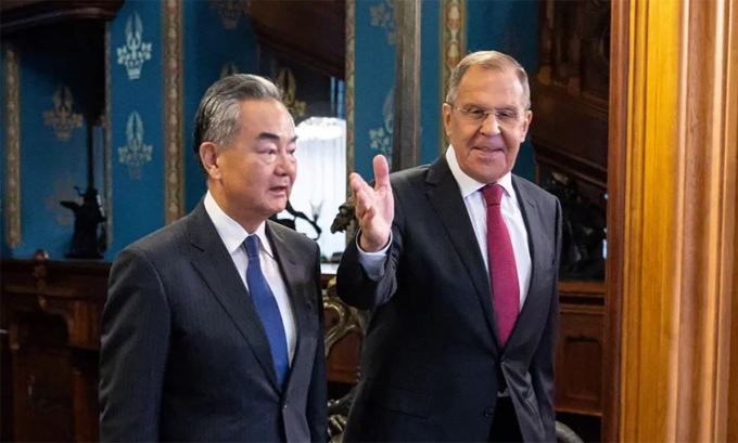 El ministro de Asuntos Exteriores de Rusia, Serguéi Lavrov (derecha), y el ministro de Asuntos Exteriores de China, Wang Yi (izquierda), en Moscú el 18 de septiembre. Foto: Federación Rusa