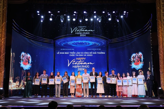 Premiando 34 trabajos de fotografía y vídeo ganadores del premio "Feliz Vietnam 2024"