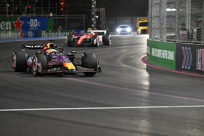 Chiếc RB10 của Verstappen trên đường đua F1 Grand Priz Las Vegas ngày 19/11. Ảnh: AFP