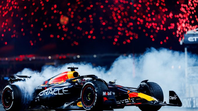 페르스타펜은 11월 26일 저녁 승리를 축하하기 위해 야스 마리나 트랙에서 표류했습니다. 사진: X / redbullracing