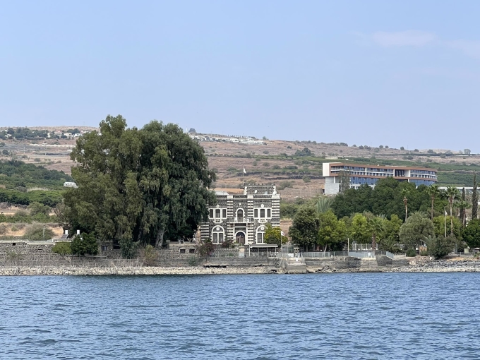 Herr Nhan besuchte den See Genezareth in Israel. Foto: NVCC