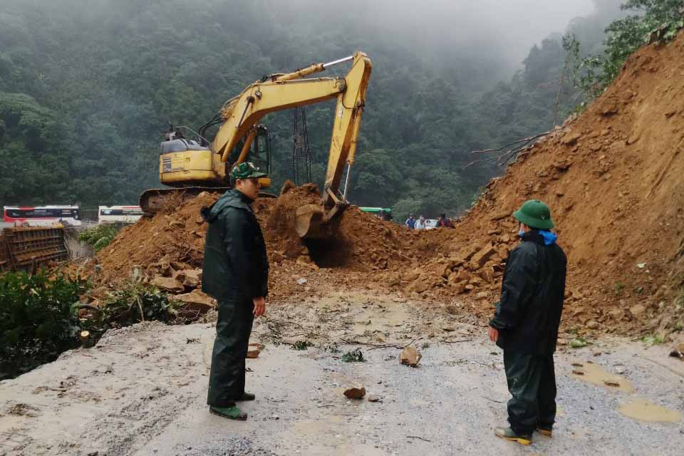 Sạt lở quốc lộ 8 qua xã Sơn Kim 1, huyện Hương Sơn, tỉnh Hà Tĩnh ngày 26.1 vừa qua. Ảnh: Biên phòng.