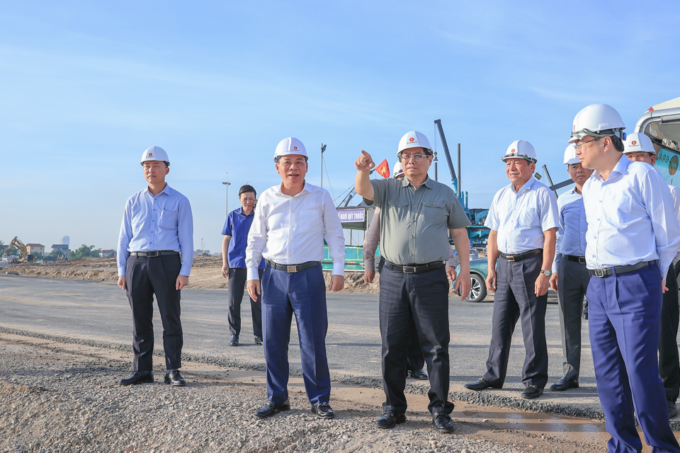 El Primer Ministro expresó su alegría al presenciar el ambiente de construcción urgente y emocionante; Menos de dos meses después de la ceremonia inaugural, la forma del gran y moderno Centro de Exposiciones ha ido tomando forma poco a poco. Foto: VGP/Nhat Bac