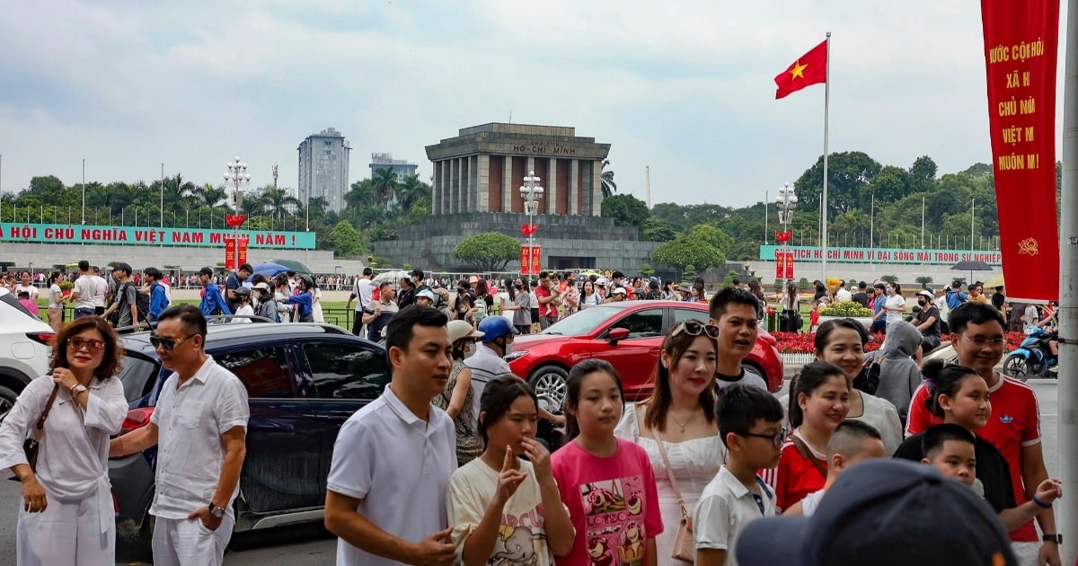 Đông đảo người dân đổ về Quảng trường Ba Đình lịch sử dịp lễ Quốc khánh