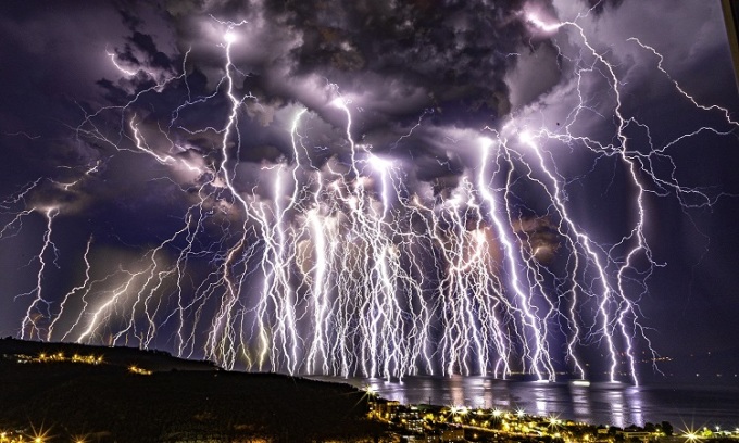 На фотографии запечатлены как минимум три типа молний во время грозы. Фото: Угур Икизлер