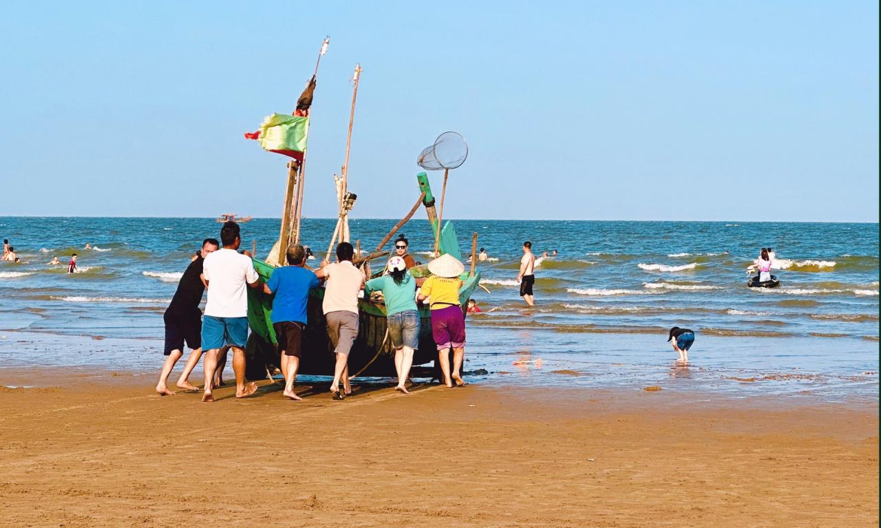 Bustling posing next to the fishing village in the middle of Sam Son beach city photo 13