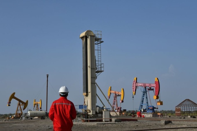 Công nhân tại một mỏ dầu ở Tân Cương (Trung Quốc). Ảnh: Reuters