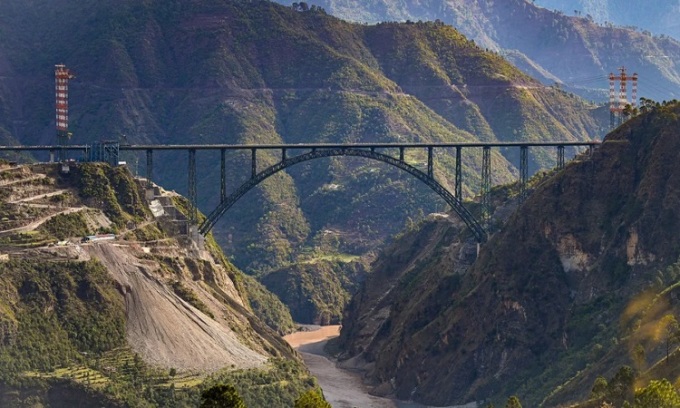 Die Chenab-Eisenbahnbrücke überquert den gleichnamigen Fluss. Foto: CNN