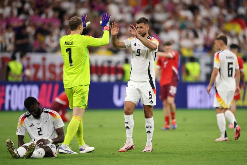 Thủ môn Manuel Neuer phá kỷ lục của huyền thoại Buffon ở Euro - 10