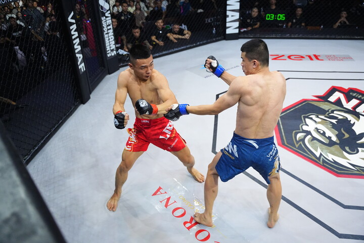 Nghiêm Văn Ý (đỏ) knockout kỹ thuật võ sĩ Quàng Văn Minh (xanh).