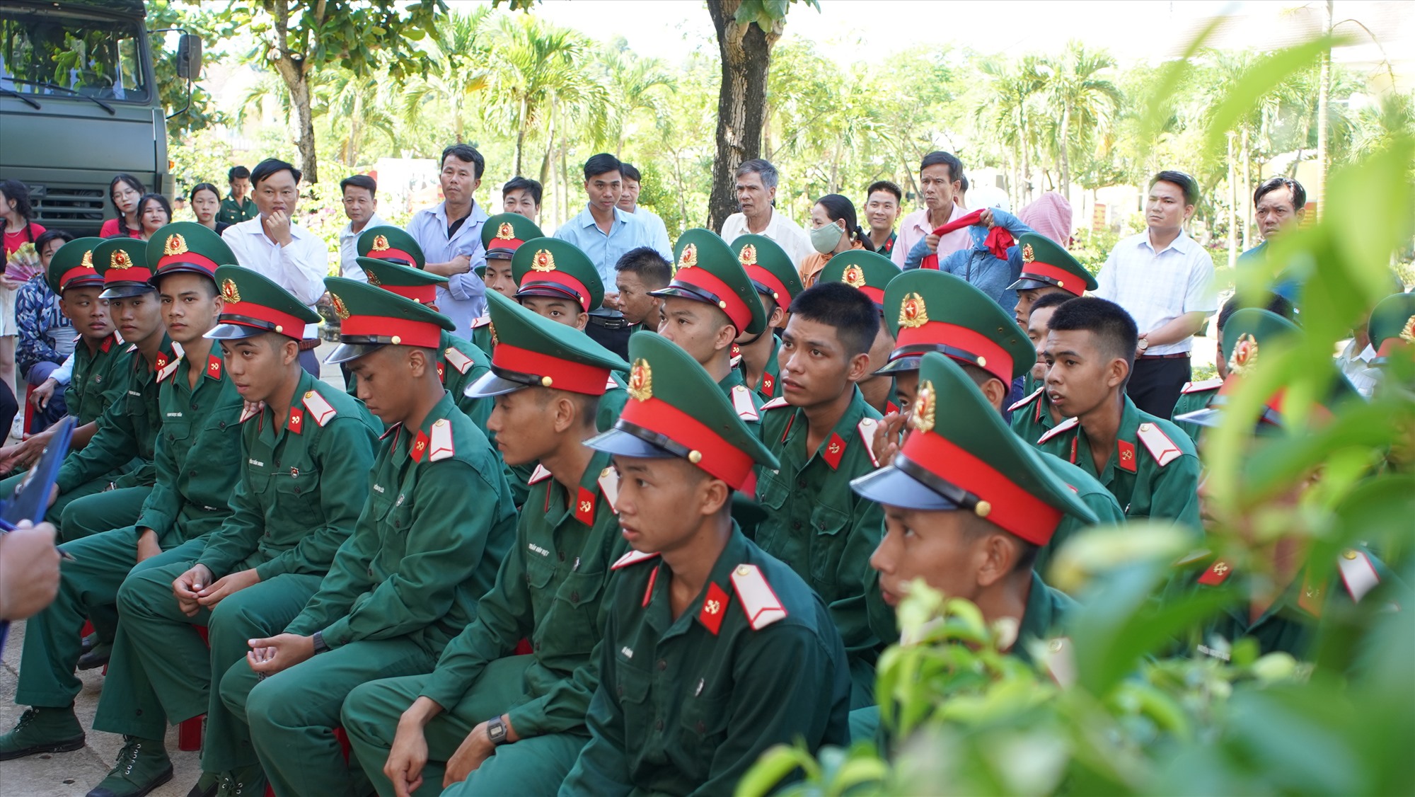 42 new soldiers of Nong Son district will participate in military training and political education at Engineering Brigade 270 - Military Region 5. Photo: MINH TAM