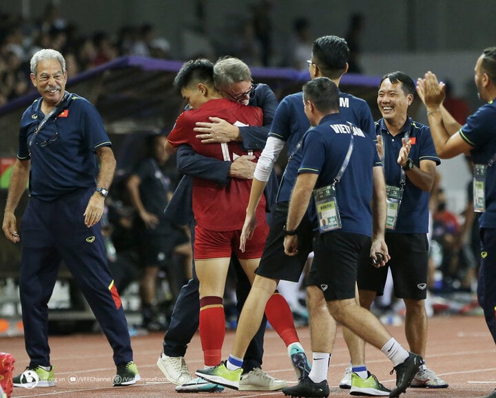 Coach Troussier puts his trust in many young players when leading the Vietnam team. (Photo: VFF)