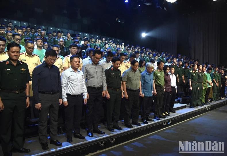 Le Premier ministre Pham Minh Chinh assiste à l'émission télévisée en direct « Vietnam's Support Point » photo 1