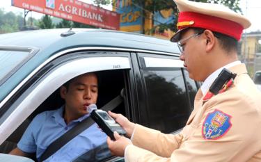 La police de la circulation du district de Tran Yen vérifie la concentration d'alcool des usagers de la route.