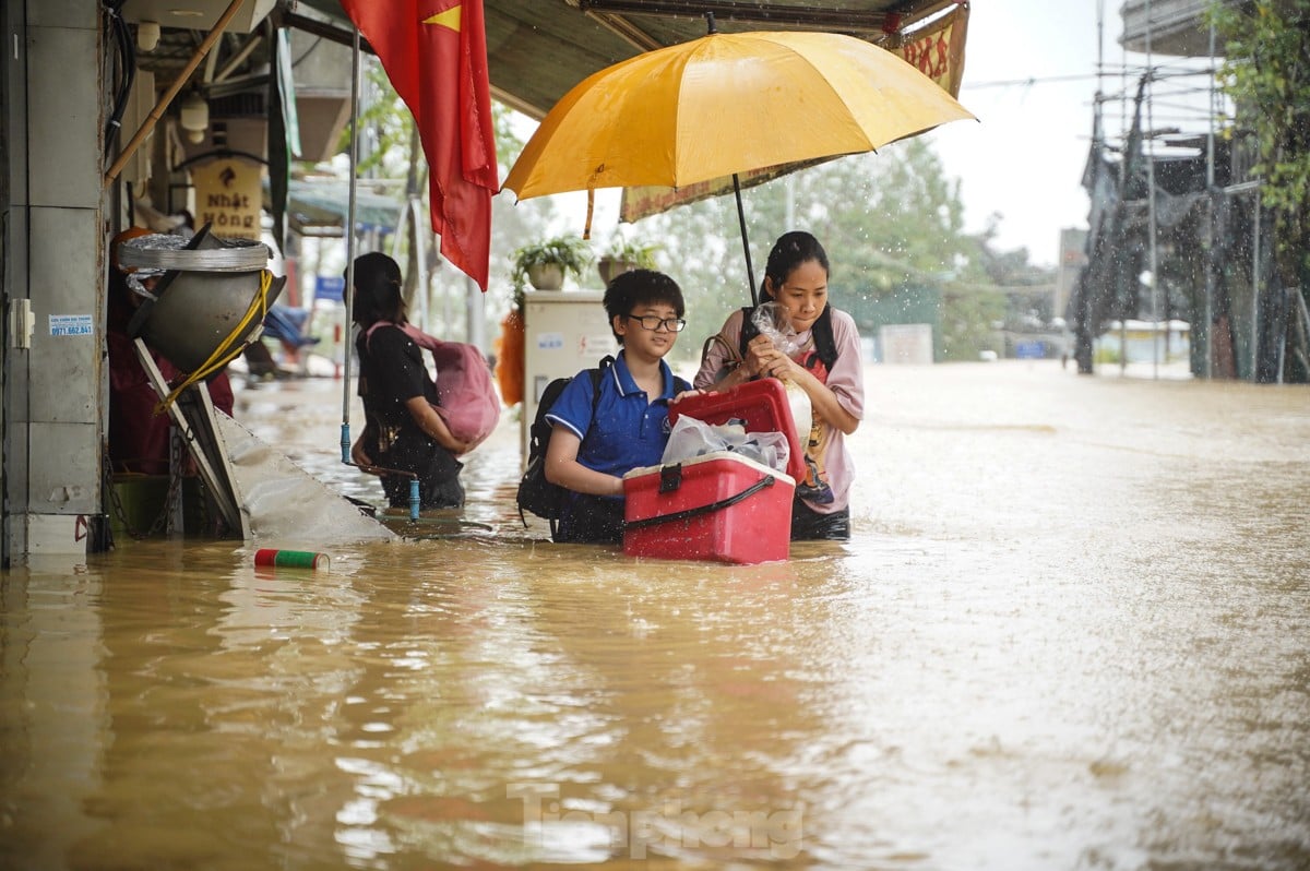 Hanoï : le niveau de l'eau monte d'un mètre, les habitants utilisent des bateaux pour déplacer des objets afin « d'échapper à l'inondation » photo 7