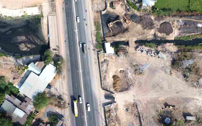 Image of the first two overpasses on Highway 13 in Binh Duong photo 9