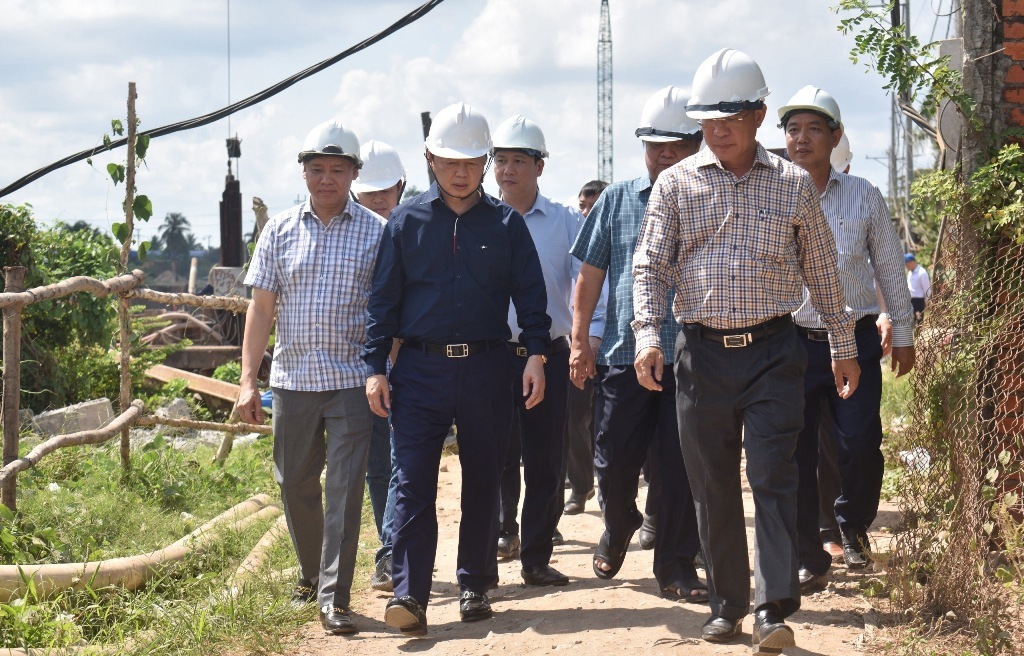 Focus - Deputy Prime Minister Tran Hong Ha works on drought and salinity prevention in the Mekong Delta