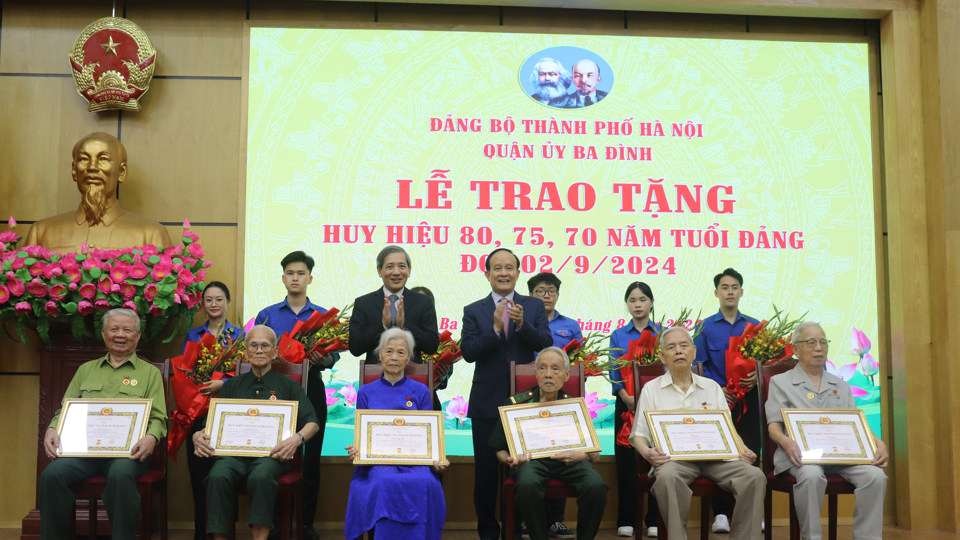 Dịp này, Quận ủy Ba Đình cũng trao Huy hiệu 70 năm tuổi Đảng tới 6 đảng viên lão thành  