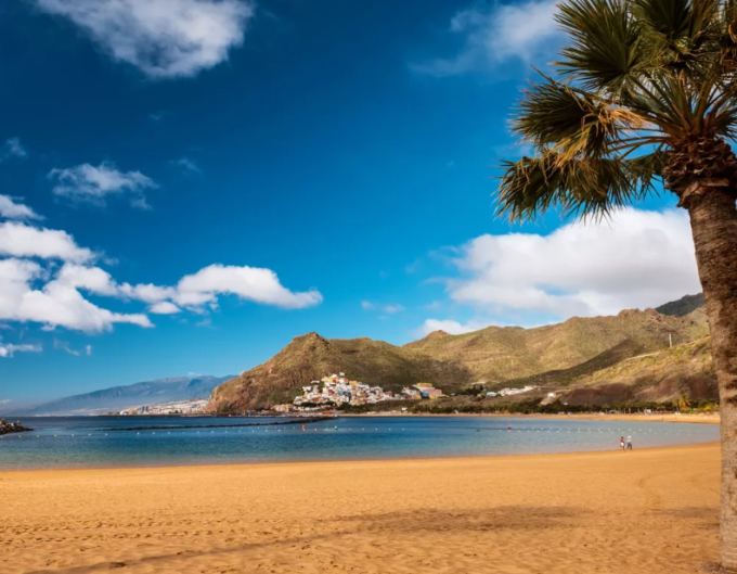 Playa de Las Teresitas khi vắng người. Ảnh: Desposit photos