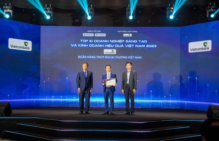 Le représentant de Vietcombank, M. Le Hoang Tung - Chef comptable (debout au milieu) a reçu un certificat du comité d'organisation honorant Vietcombank comme leader du Top 10 des banques créatives et efficaces en 2023.