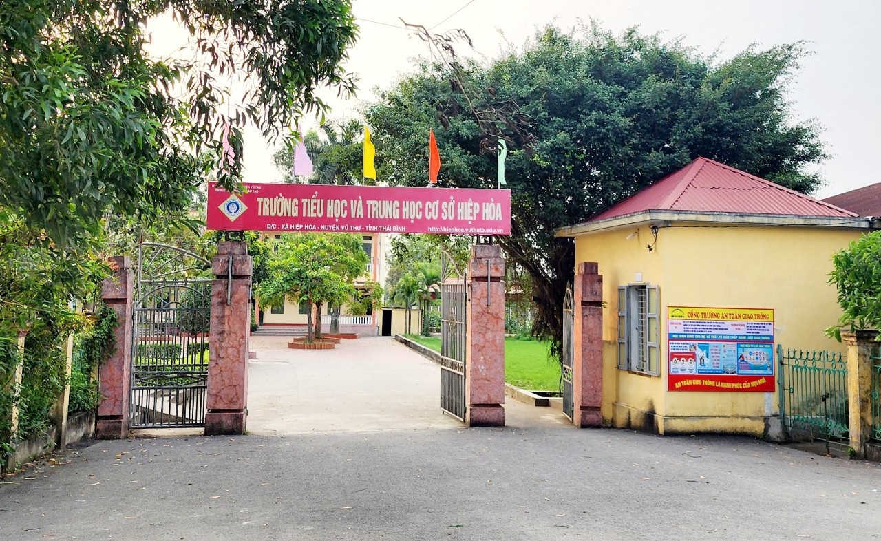 Trường tiểu học và trung học cơ sở Hiệp Hòa, nơi học sinh phải đến trường học bù vào ngày nghỉ lễ giỗ tổ