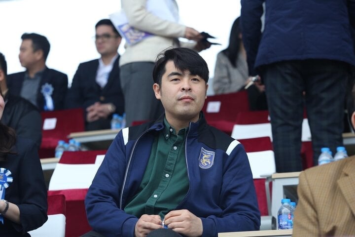 Representative Lee Dong-jun always accompanies Mr. Park Hang Seo at events.