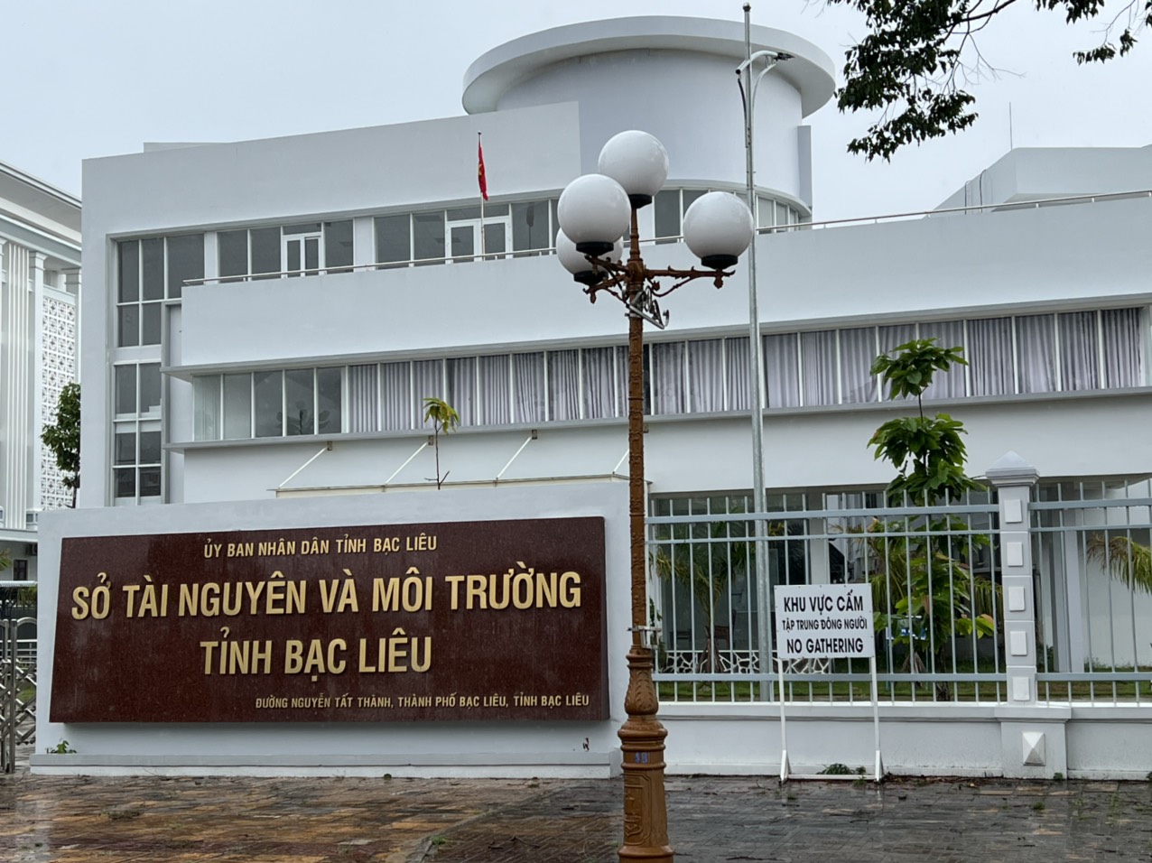 Bạc Liêu: Hàng loạt sở, ngành tháo gỡ biển cấm quay phim, chụp hình - Ảnh 1.