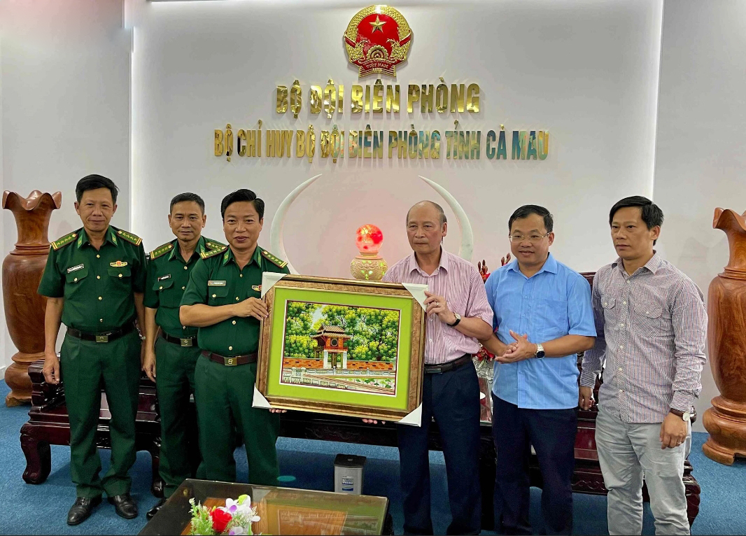 hoi nha bao tp ha noi phoi hop cong tac tuyen truyen voi bo doi bien phong tinh ca mau hinh 1