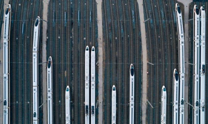 Trenes de alta velocidad estacionados en la vía, tomados desde arriba. Foto: ximushushu/iStock