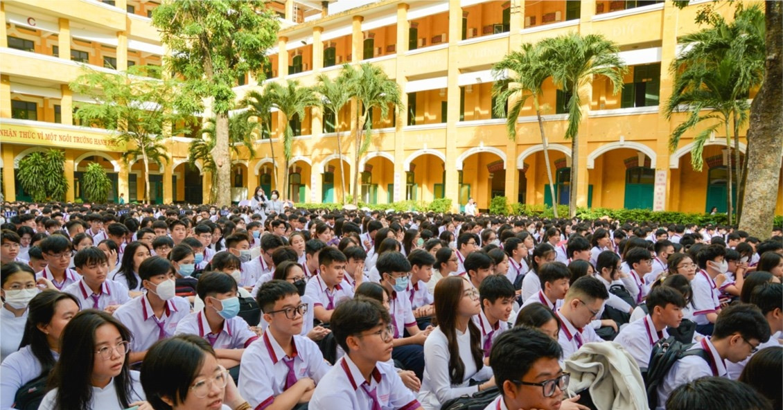 Welche berühmte Schule befindet sich in Ho-Chi-Minh-Stadt, wurde aber in Hanoi gegründet?