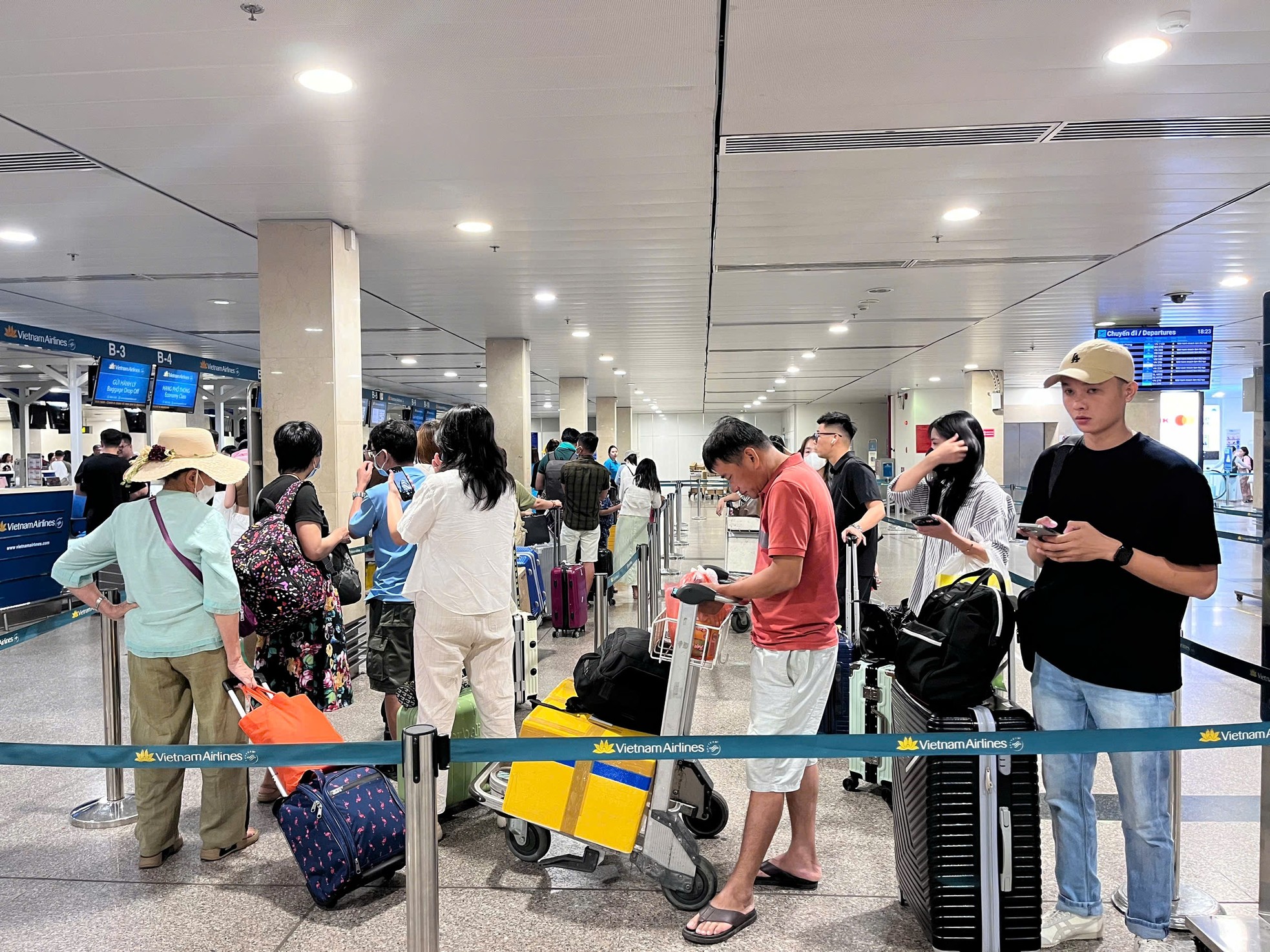 Szene im Flughafen Tan Son Nhat vor dem Feiertag am 2. September, Foto 1