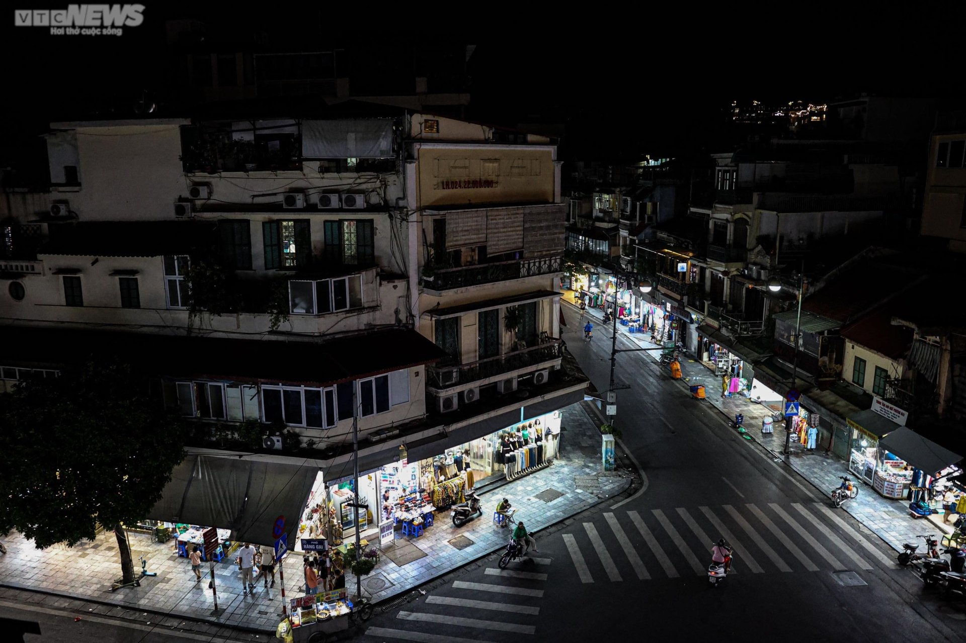 Power cut, Hanoi streets plunged into darkness - 7