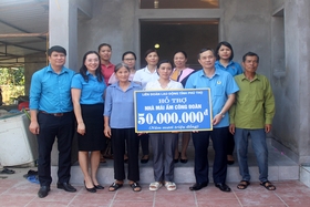 สหพันธ์แรงงานจังหวัดมอบเงินสนับสนุนการสร้างบ้านพัก 