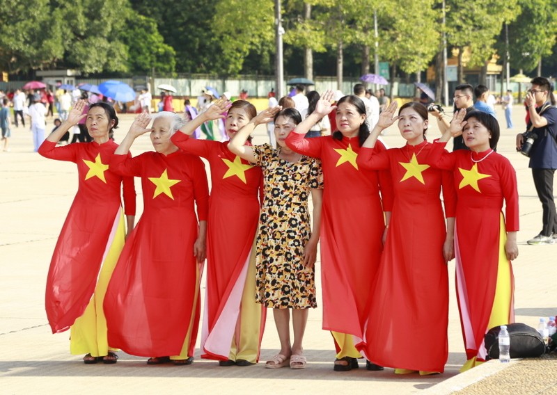 La gente regresa al Mausoleo del Tío Ho el Día Nacional. Fotografía: Junta de Administración del Mausoleo de Ho Chi Minh