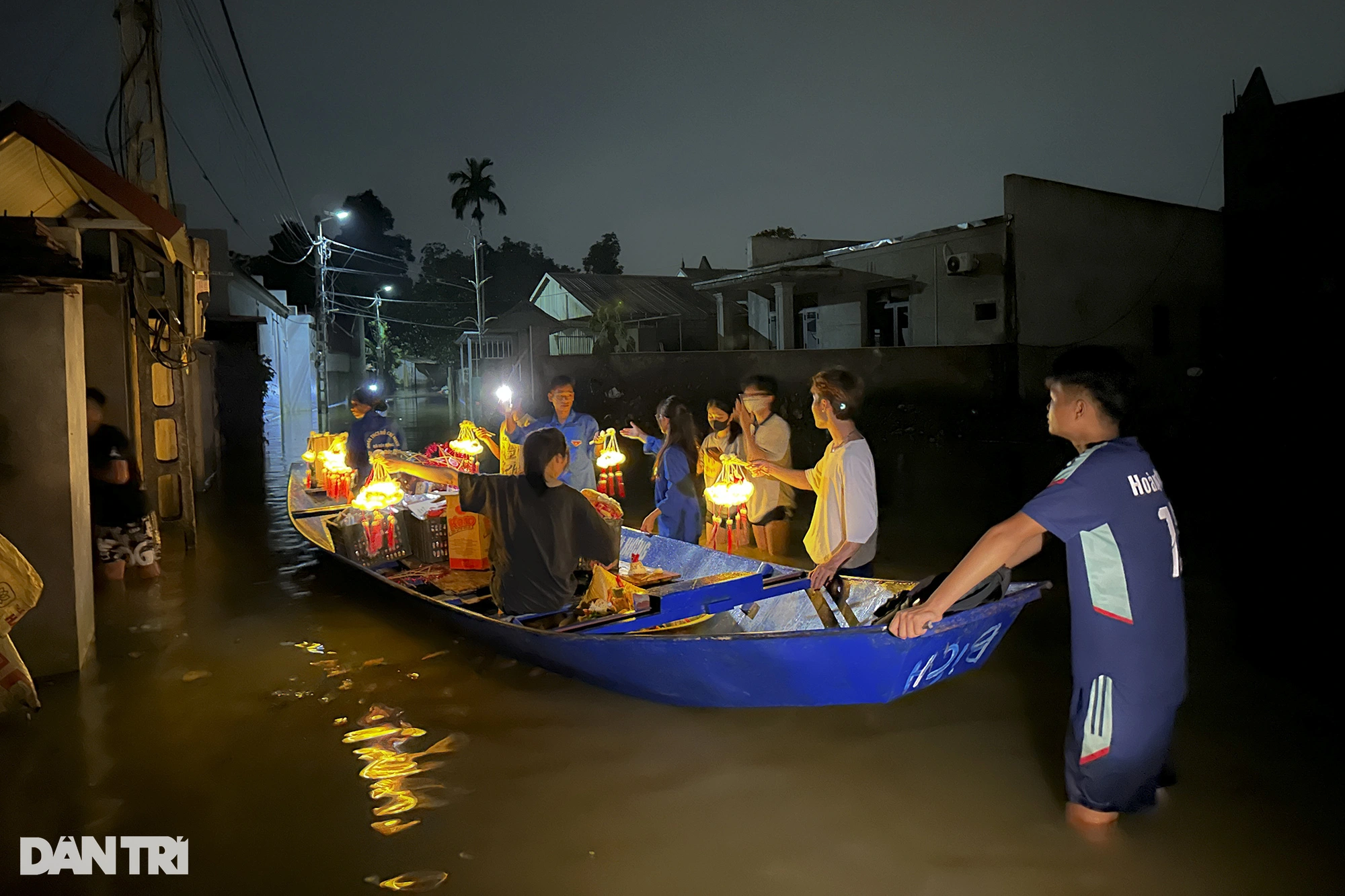 ハノイの子どもたちは洪水の危険がある地域で船の上で中秋節を祝うために提灯を運ぶ