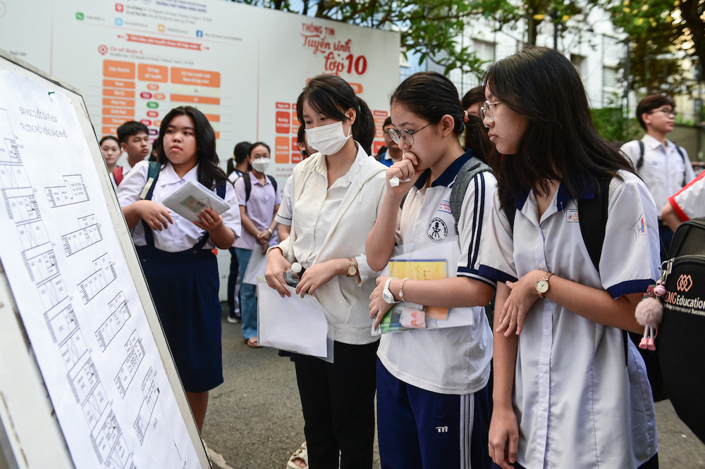 ¿En qué escuela estudia el estudiante que obtuvo 49 puntos en Matemáticas en el examen de décimo grado en Ciudad Ho Chi Minh en 2024?