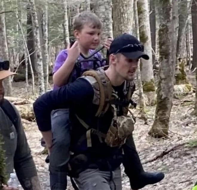 Un niño de 8 años sobrevivió milagrosamente dos días en el bosque comiendo nieve - 2