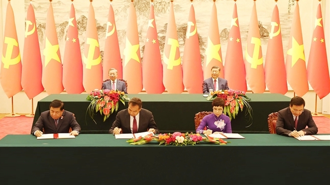 El Secretario General y Presidente To Lam y el Secretario General y Presidente de China Xi Jinping presenciaron la ceremonia de firma de documentos de cooperación.