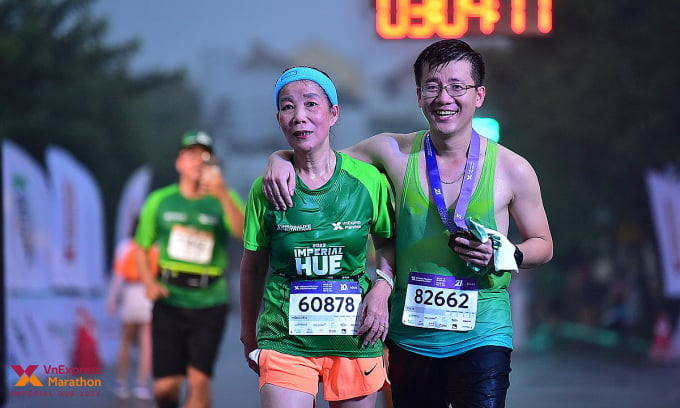 Bà Yến và con trai thi đấu ở VnExpress Marathon Huế 2023. Ảnh: VM