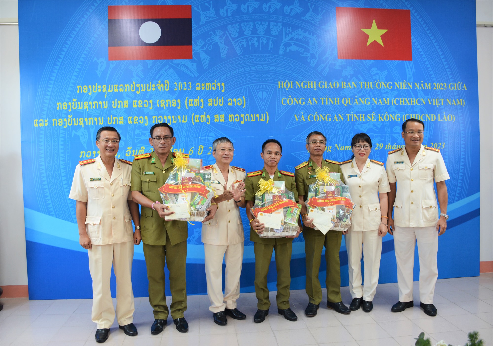 Le conseil d'administration de la police provinciale de Quang Nam a offert des cadeaux au conseil d'administration de la police provinciale de Sekong. Photo : T.C