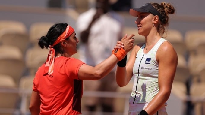 Haddad Maia (right) shakes hands with Ons Jabeur after the quarter-final match on June 7. Photo: AP