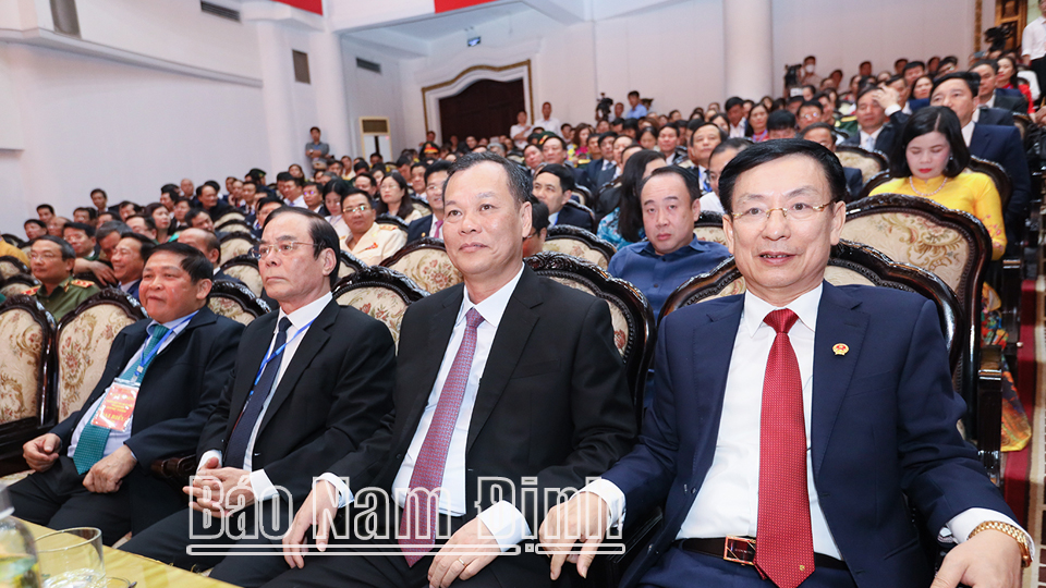 Genossen: Le Quoc Chinh, ständiger stellvertretender Sekretär des Provinzparteikomitees, Vorsitzender des Provinzvolksrats, Leiter der Delegation der Provinznationalversammlung; Pham Dinh Nghi, stellvertretender Sekretär des Provinzparteikomitees, Vorsitzender des Provinzvolkskomitees und Delegierte nahmen an der Zeremonie teil.