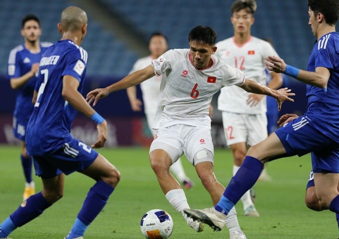 Vo Hoang Minh Khoa (numéro 6) dribble le ballon lors du match contre le Koweït. Photo : Doan Huynh.